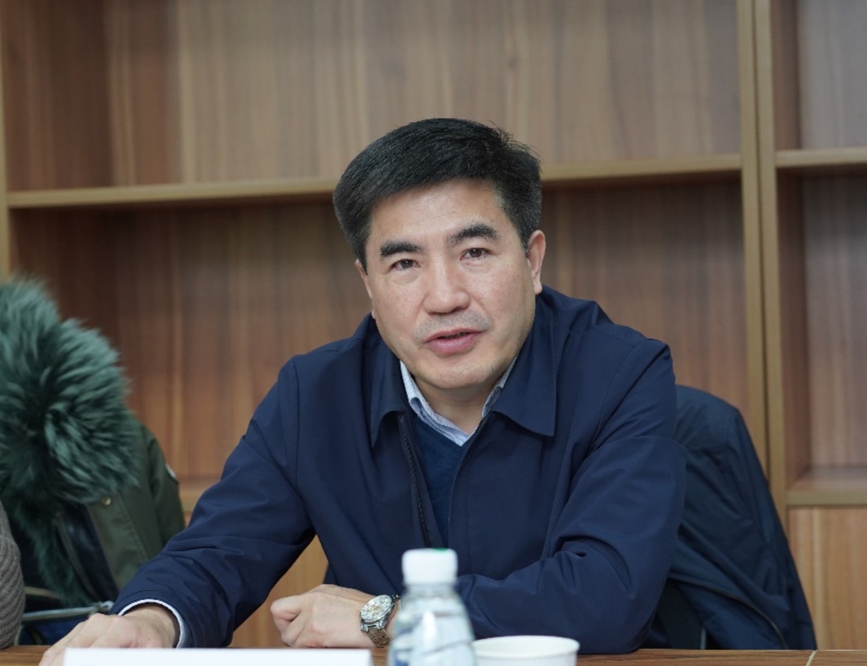 黄色仓库