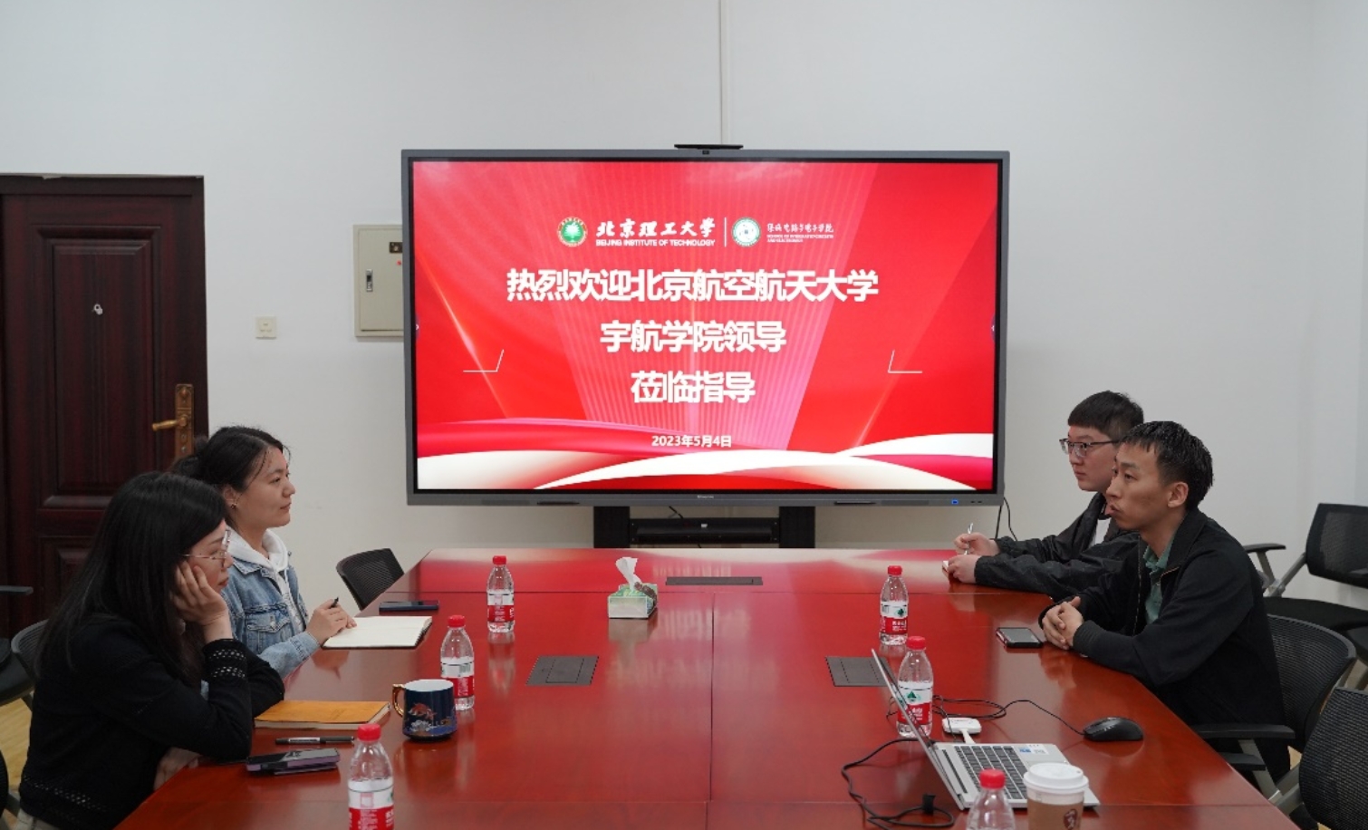 黄色仓库