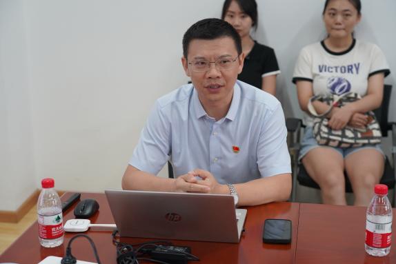 黄色仓库