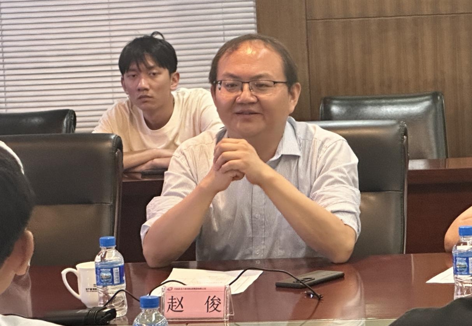 黄色仓库