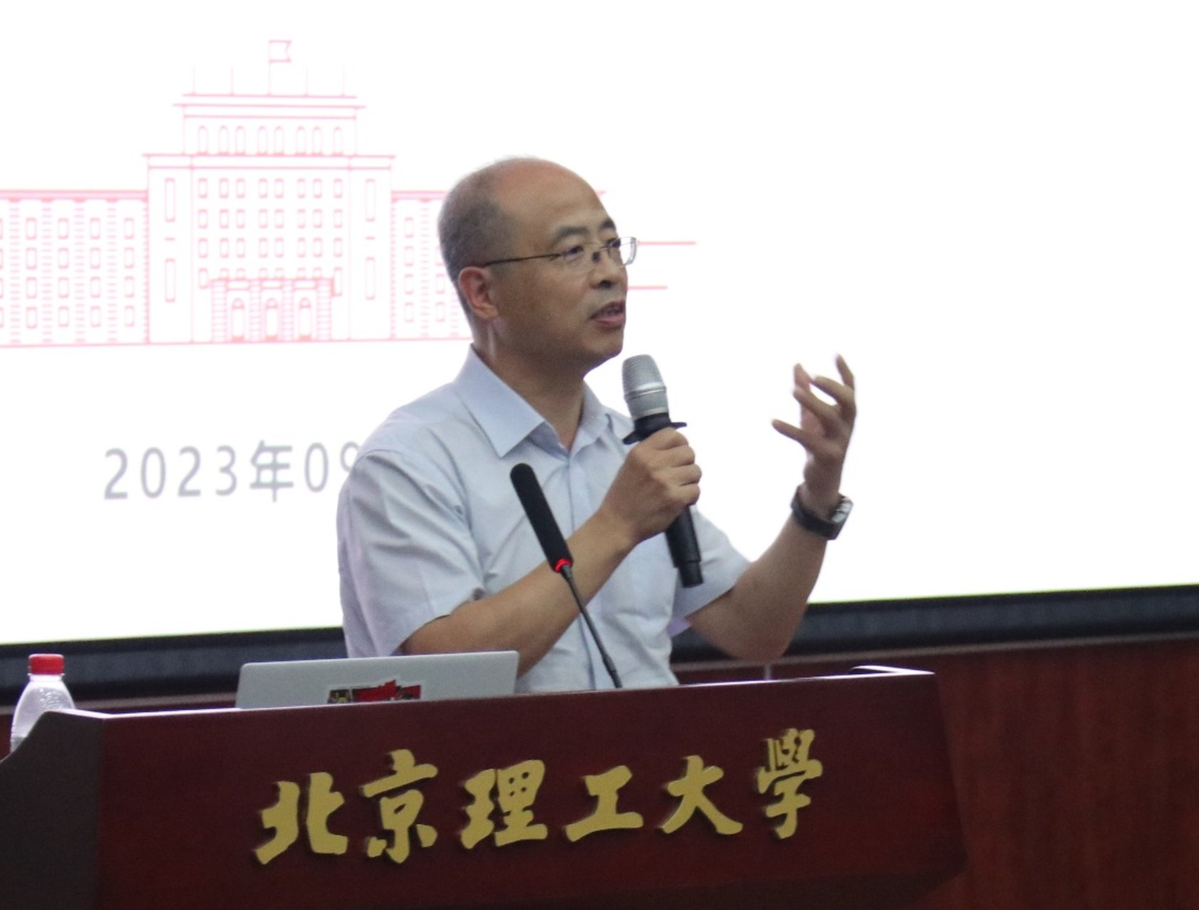 黄色仓库