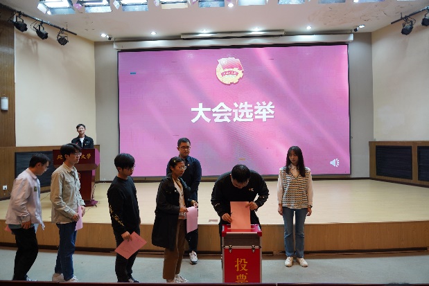 黄色仓库