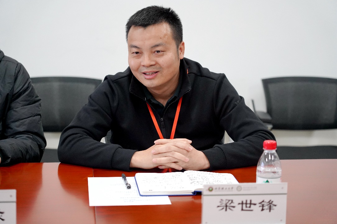 黄色仓库