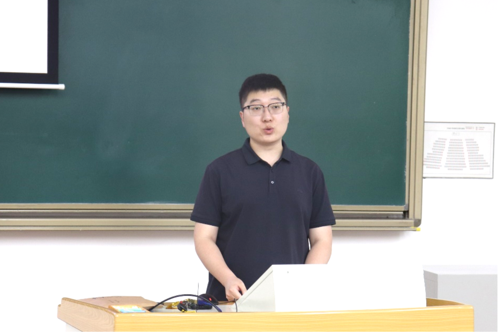 黄色仓库