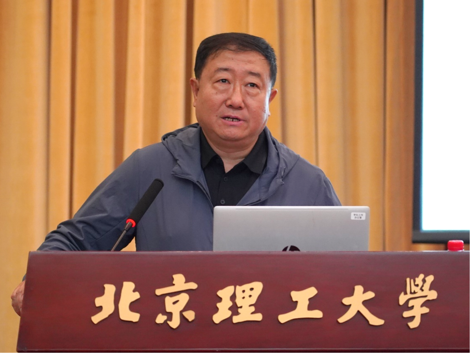 黄色仓库